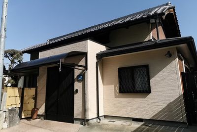 落ち着いた外観の建物