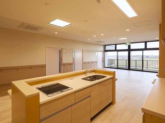 明るい共有調理台と窓辺の食堂  