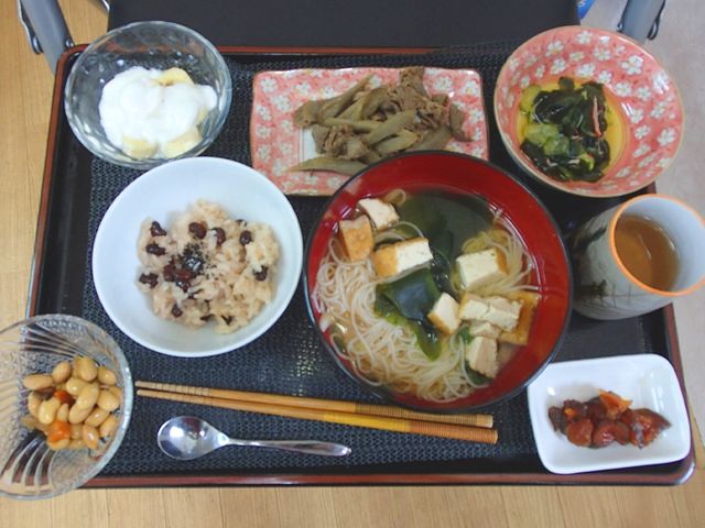 栄養豊富な和食の食事 食堂 栄養バランスの取れた和食のセット献立です。入居者に優しい、季節の食材を活かしています。