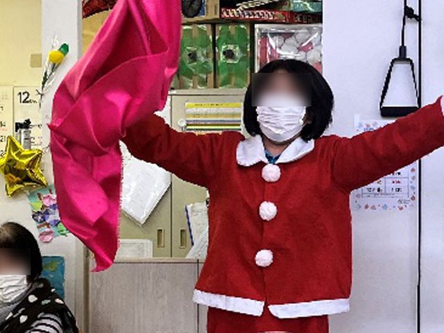 楽しそうな様子の室内 多目的室 賑やかな装飾が施された部屋で、利用者の楽しいひとときを支えています。