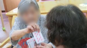 カードゲームを楽しむ様子