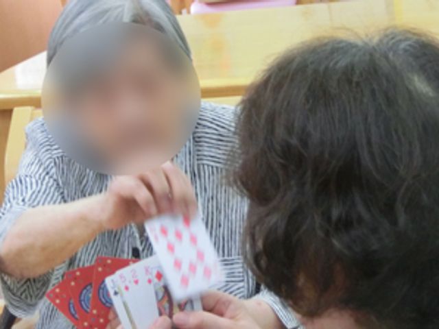カードゲームを楽しむ様子 リビング 広々としたリビングで、入居者同士が思い思いにカードゲームを楽しんでいます。交流が深まるひと時です。