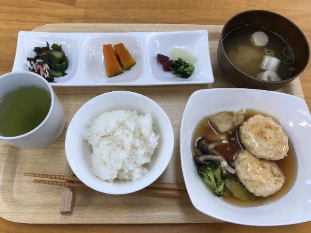 栄養バランスの良い主菜 食堂 栄養バランスに配慮した食事を提供し、健康的な生活支援に力を入れています。