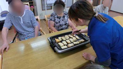 軽食を作る様子の居室