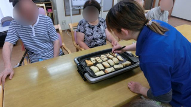 軽食を作る様子の居室