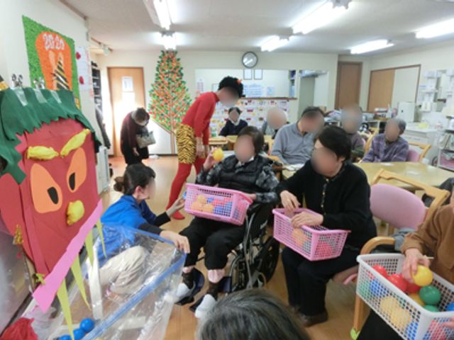 交流イベントの様子 内観 利用者とスタッフが集まり、交流イベントが行われています。楽しい雰囲気が感じられます。