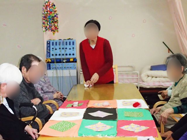 手芸活動の様子 多目的室 ゆったりとした空間で、入居者が手芸を楽しんでいます。和やかな雰囲気が魅力です。