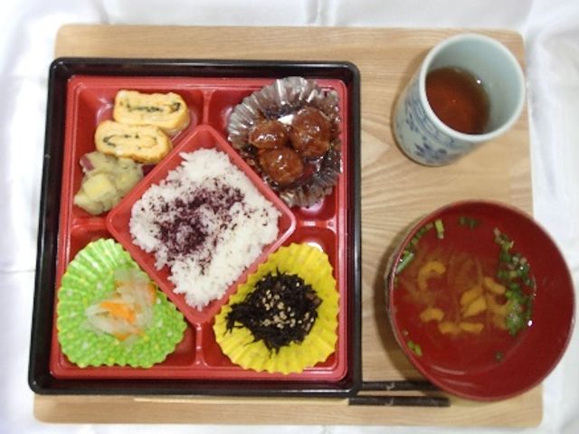 食事の様子を示す弁当 食堂 食堂での食事は、彩り豊かで栄養バランスが考えられています。毎日の食事が楽しみになります。