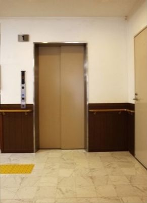 エレベーター前の通路