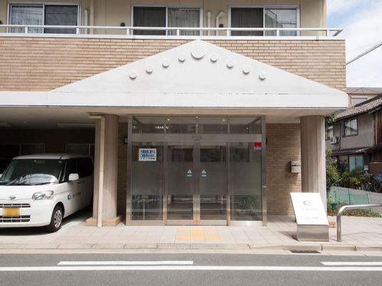 清潔感のあるエントランス外観