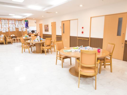 広々とした明るい食堂