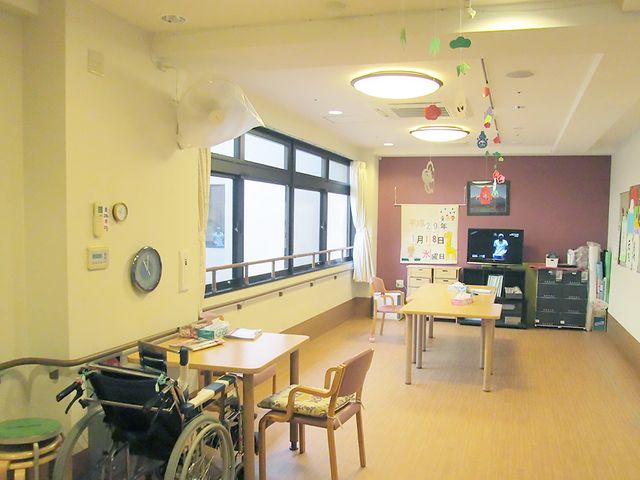 共有スペースのゆったりとした居室 デイルーム ゆったりとした共有スペースで、窓から差し込む自然光が心地よく、テレビを視聴しながら寛げる環境です。