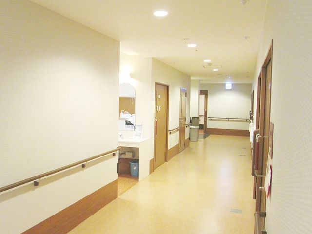ゆったり廊下 廊下 手すり付きの安全な廊下を設け、バリアフリー設計でご移動も安心です。ゆとりの空間が確保されております。