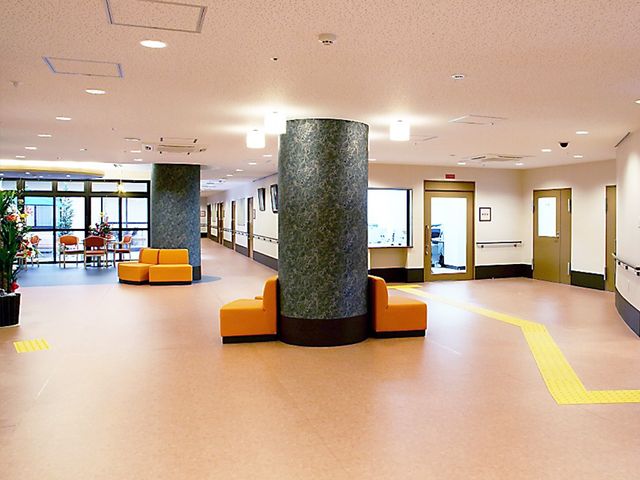 明るい広々とした廊下 エントランス 広々とした空間が広がる廊下です。ソファーでの休憩や通路の動線が確保されています。