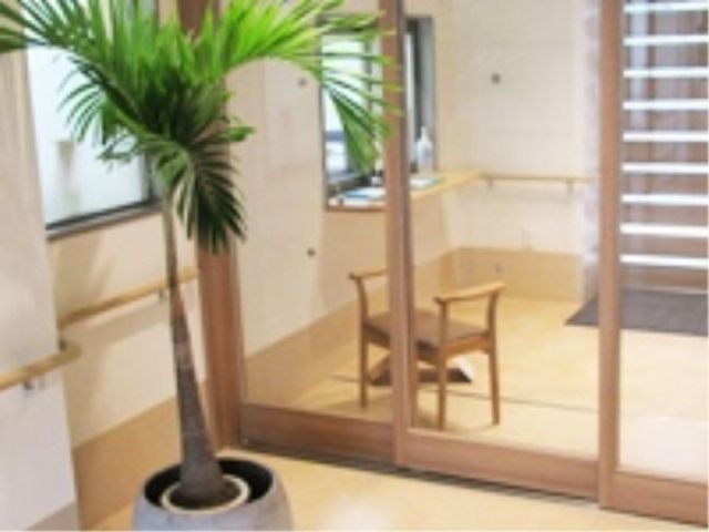 明るく広々したロビー エントランス 開放感あるロビーには、木製の椅子が置かれ、落ち着いて時間を過ごすことができます。完全なプライバシーは保たれており、安らぎの空間が広がっています。
