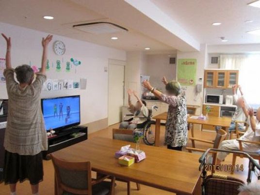 運動する高齢者の居室