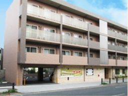 明るい外観の建物