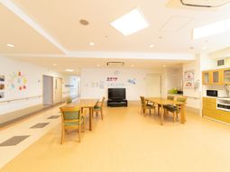 共用スペースの明るい室内