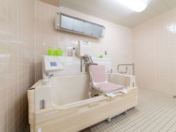 バリアフリー設計の浴室