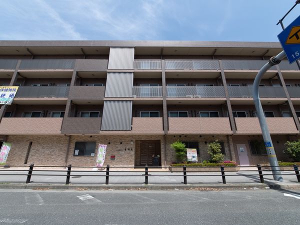多階層の建物の外観