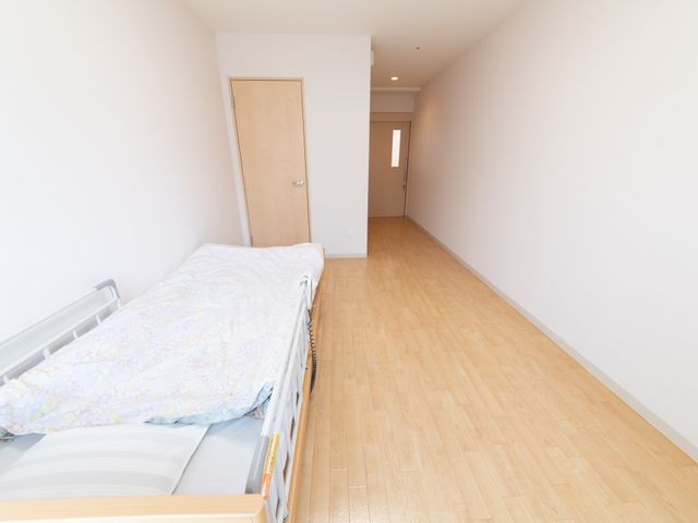 明るく広い個室 居室 ゆとりある空間の個室です。明るい光が差し込み、心地よい日々をすごせる環境が整っています。