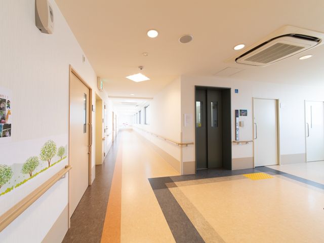 廊下の明るい空間 廊下 ゆったりとした幅広の廊下は、明るく清潔感があり、歩行や車椅子の移動に配慮されています。