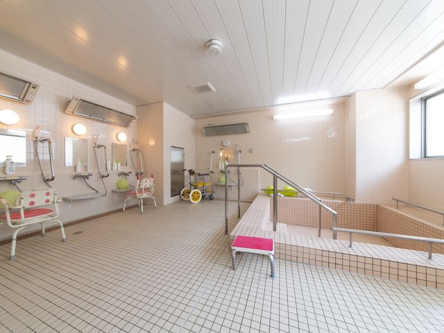 清潔な浴室の全景 浴室 バリアフリー設計の広々とした浴室です。手すりやシャワーチェアを備え、安心してご利用いただけます。