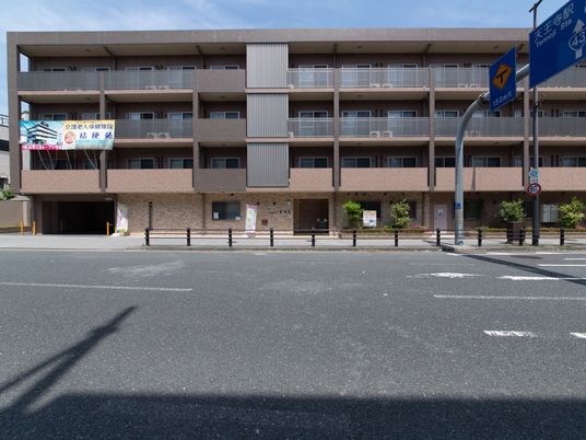 茶色の建物の外観