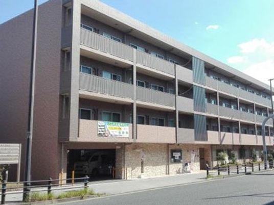 4階建て施設の外観  