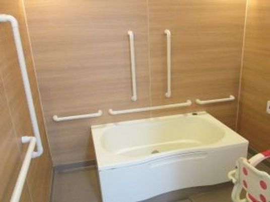 手すり付きの浴槽の浴室  