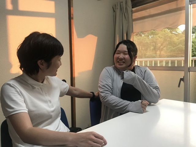 笑顔の交流を楽しむ居室 居室 明るい光が差し込む広々とした空間で、楽しく会話を楽しむ様子があります。親しみやすい雰囲気で働きやすさを感じられます。