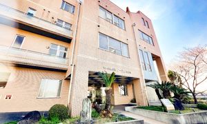 庭のある建物外観