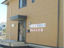 温かみのある建物エントランス