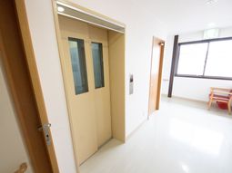 明るい廊下とエレベーター