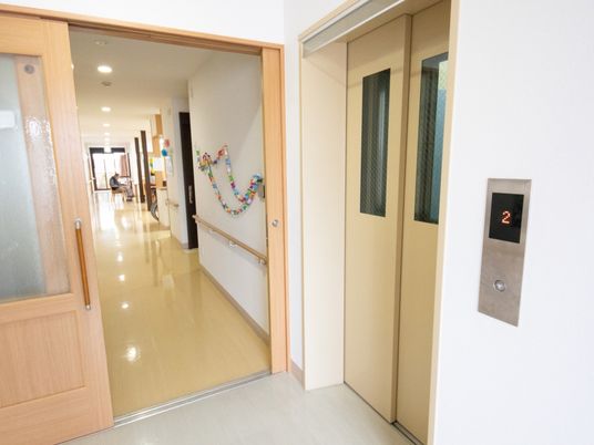 部屋を出るとすぐにエレベーター1基ある。ドアも引き戸になっているので車椅子でもスムーズに移動できる。
