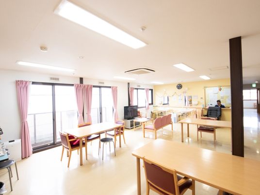 共有スペース全体を見渡すことのできる位置に施設のスタッフが常駐する部屋があり、１名のスタッフが業務に当たっている。