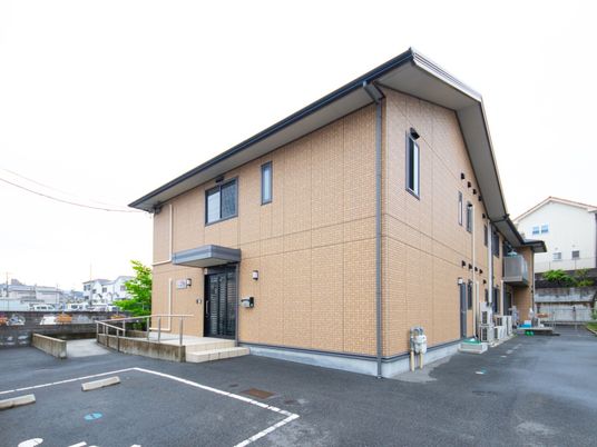 施設の周辺には駐車スペースが広く取られており、通行の妨げとなる障害物はない。入口のかなり近くまで駐車をすることができる。