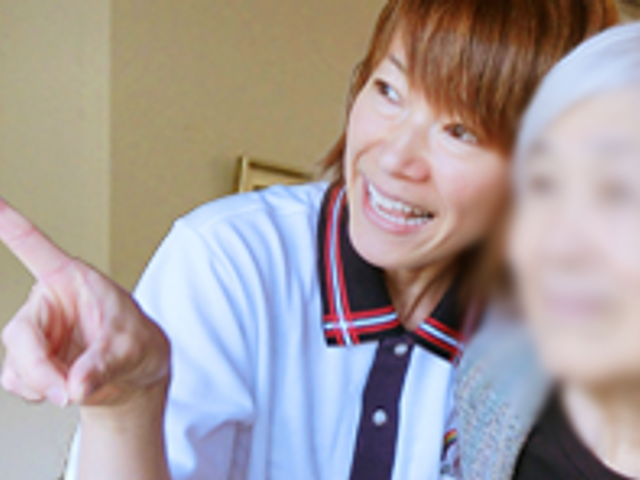 笑顔のスタッフと入居者 内観 優しいスタッフが親身にサポートしています。安心して働ける温かい職場です。