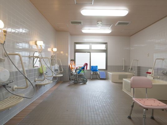 施設の写真 浴室はタイルでできており、シャンプーなどを置くことができる棚がついたシャワーがあり、手すりがついているので、つかまりながら洗髪などができる。