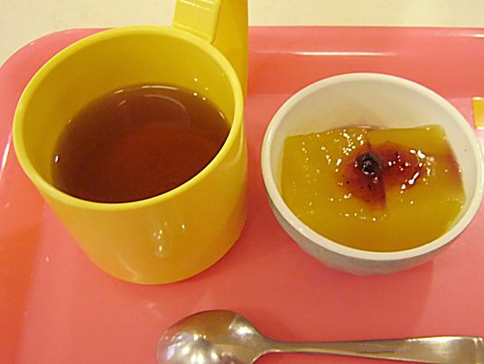 配色の明るい食事セット