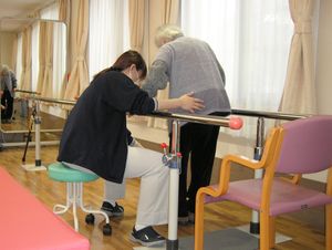 リハビリを受ける高齢者と支援者