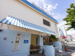 青い日よけのある外観  