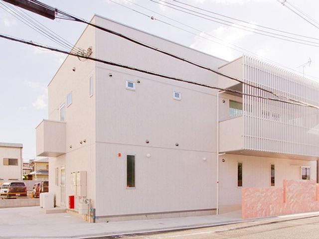 白い建物の外観 外観   白を基調としたすっきりした外観です。2階部分の格子がアクセントになっています。
