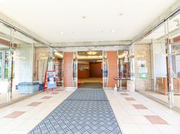 明るいエントランス風景