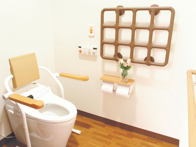 バリアフリートイレの設備 トイレ 安全と快適さを考慮したトイレです。サポートバー付きで利便性を備えています。