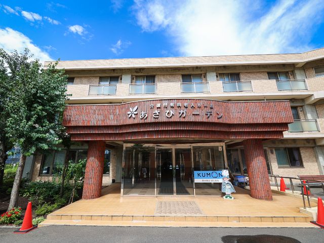 明るい空と建物外観 外観 空が青く、清潔感のあるエントランスが迎えてくれます。