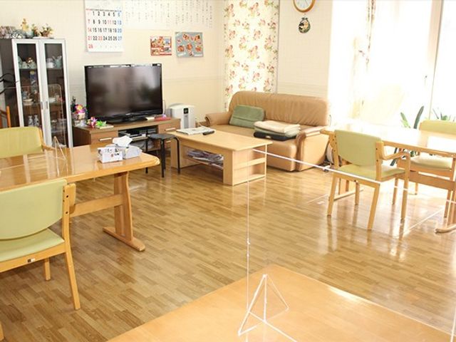 明るい共有リビング リビング   自然光が入る明るい共有リビングです。ソファやテレビがあり、利用者さまがくつろぎやすい雰囲気です。
