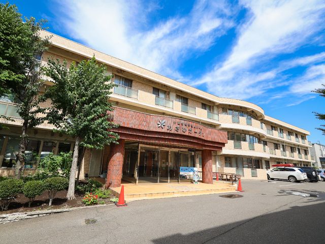 広々とした外観の建物 外観 青空のもと、落ち着いた色合いの建物が周囲と調和しています。