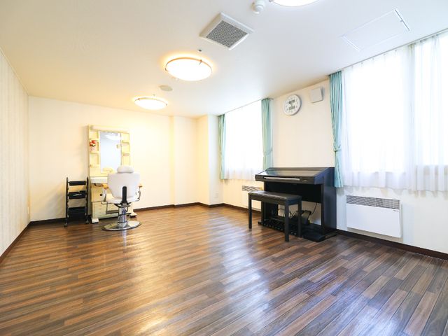 美容室風の居室 共有スペース 明るく落ち着いた空間で、レイアウトもゆったりしています。