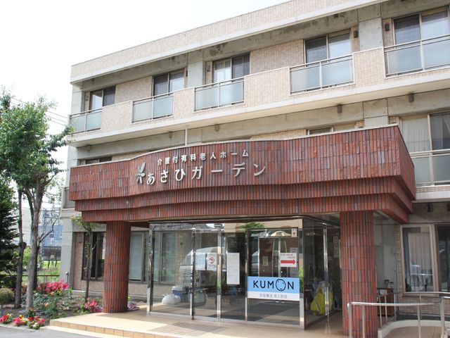 施設の外観と看板 外観 温かみのある外観と清潔感溢れるエントランスがお出迎え。